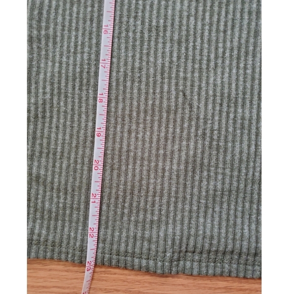 🆕 V-neck Lace Back Top - Picture 6 of 13